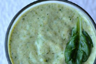 Energize Your Day with a Refreshing Banana Spinach Smoothie